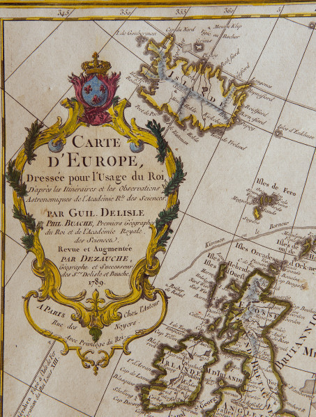 fragment lica - kartusz owalny, zwężający się ku dołowi, o ramie ze stylizowanych liści akantu oplecionej obustronnie wicią roślinną, zwieńczony królewskim herbem Francji pod koroną