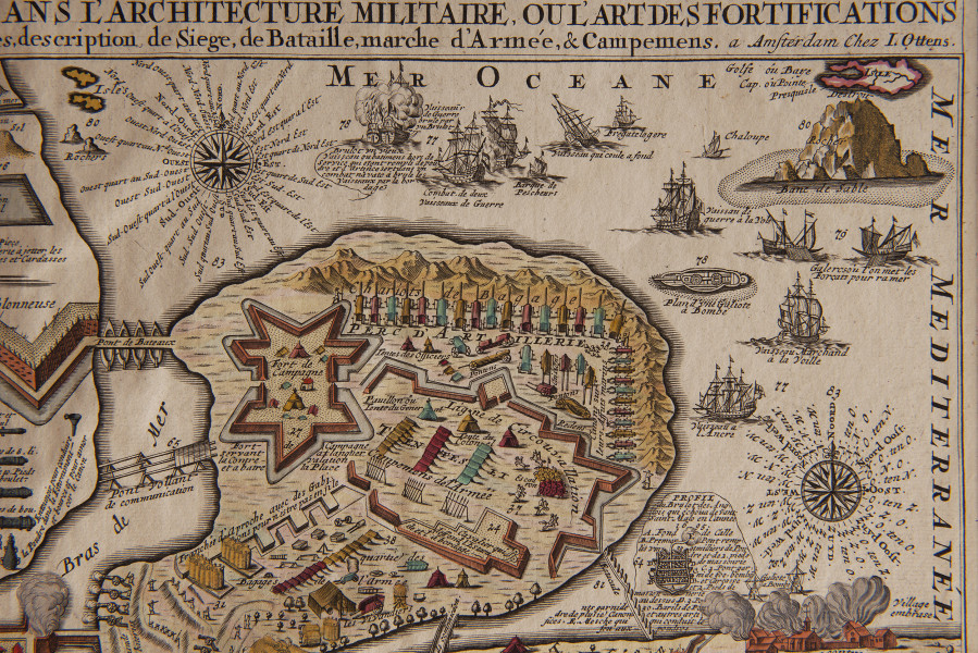 fragment lica - widoczne dwie róże wiatrów