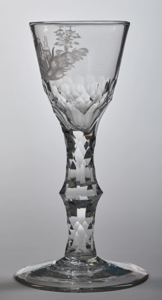 Kieliszek z motywem zamku. Ujęcie jednej ze stron.