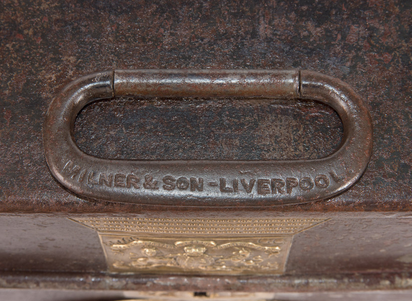 detal - owalne ucho z sygnaturą na wierzchu pokrywy, przy przedniej krawędzi