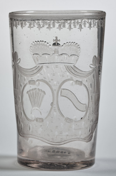 Szklaneczka z herbem Szreniawa. Przód z widocznym herbem.