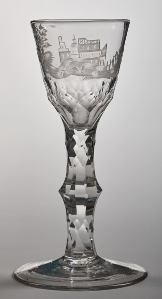 Kieliszek z motywem zamku. Ujęcie jednej ze stron.