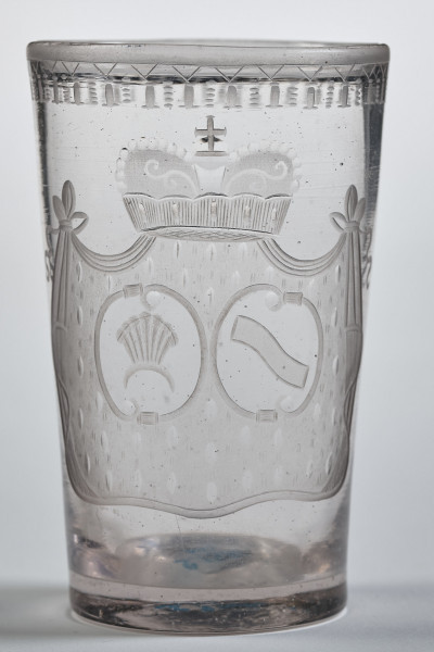 Szklaneczka z herbem Szreniawa. Strona z herbem.