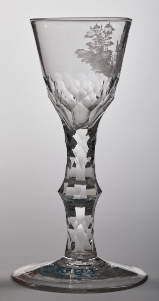 Kieliszek z motywem zamku. Ujęcie jednej ze stron.