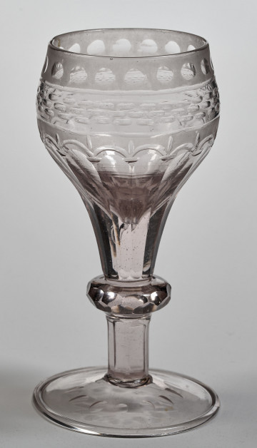 Kieliszek do wina z grawerowanymi dekoracjami.