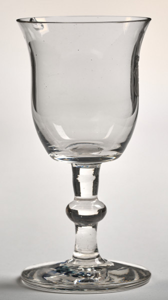 Kielich z bezbarwnego szkła z herbem Pilawa