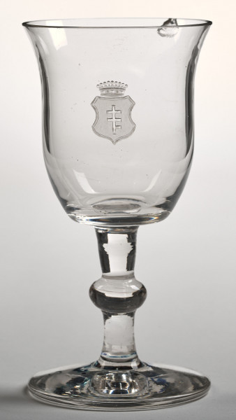 Kielich z bezbarwnego szkła z herbem Pilawa