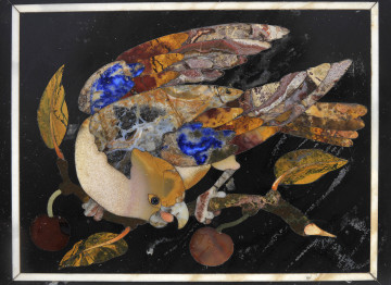 prawa tafelka z czarnego marmuru z intarsją z różnobarwnych marmurów, przedstawiającą papugę na gałęzi