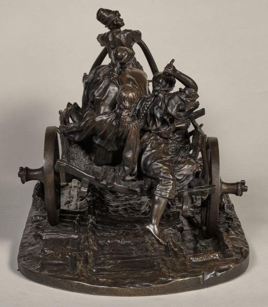 Rzeźba z brązu. Zaprzęg rosyjski. Trzy postacie na wozie ciągnięte przez konia z jeźdźcem na grzbiecieTył