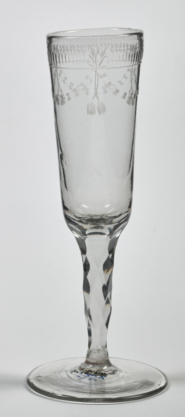 Kielich - Flet. Szklany kielich z okrągłą, płaską stopą, z niskim, masywnym, prostym trzonem szlifowanym romboidalnie i cylindryczną czarą