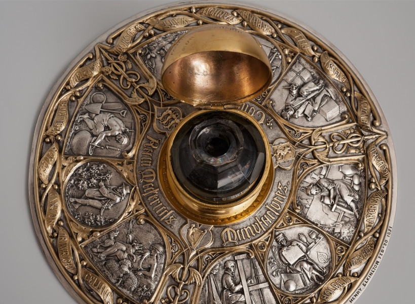 ujęcie z góry z otwartą pokrywką - fragment