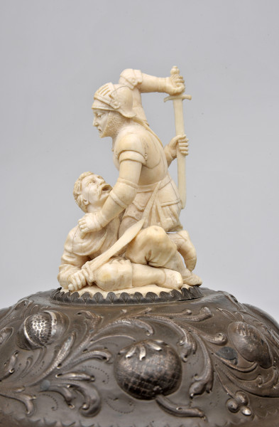 detal z kości słoniowej na pokrywie