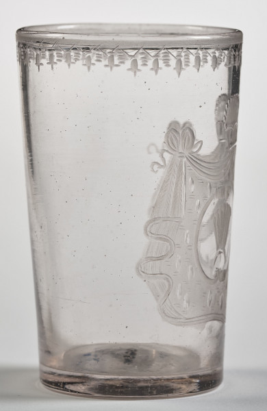 Szklaneczka z herbem Szreniawa w ujęciu bocznym.