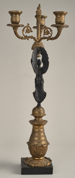 Kandelabr trzyświecowy z postacią uskrzydlonej Nike na postumencie, trzymającej ramiona świecznika. Tył.