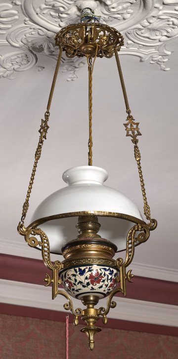 S.8000MŁ Lampa wisząca na tle sufitu i ściany. Lampa na długich łańcuszkach z białym kloszem z mosiężnymi okuciami.