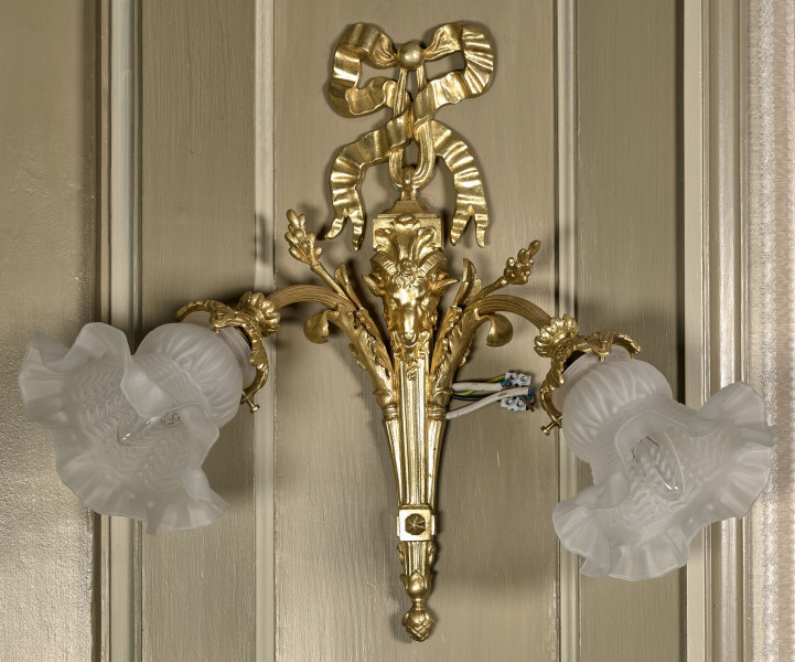 Aplika dwuramienna. Kinkiet elektryczny złocony z dwoma kloszami ze szkła matowego.