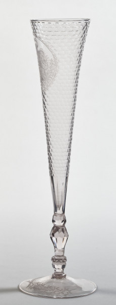 Kielich Flet z herbem Polski. Widok jednej ze stron.