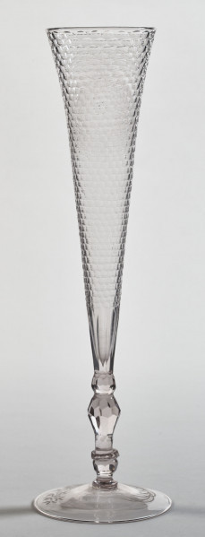 Kielich Flet z herbem Polski. Widok jednej ze stron.