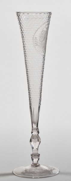 Kielich Flet z herbem Polski. Widok jednej ze stron.