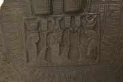 ujęcie z przodu - fragment tarczy pokrytej ornamentami