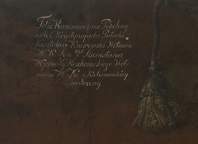 fragment lica obrazu - napis kursywą: Feliks Kazimierz na .../ ... Krystynopolu Potocki / Kasztelan Krakowski Hetman / W: K: syn Stanisława / Wojewody Krakowskiego Het / mana W: K: z Kalinowskiey / narodzony