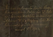 fragment lica obrazu - napis u góry z prawej białą farbą: Józef na Krystynopolu Sorocki Strażnik/ Koronny Starosta Bełski Syn 2gi Feli=xa/ : Szczęsnego/ Kasztelana Krakowskiego/ Hetmana W:K: z Krystyny Corki Xcia Lubomierskiego Jerzego urodzony/ umarł Ru 1723.