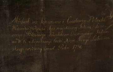 fragment lica obrazu - napis białą farbą: Michał na Sędziszewie i Cerkwicy Potocki/ Woiewoda Wołyński Syn naystarszy Feliksa Szczę/snego Potockiego Kasztelana Krakowskiego hetma/na W:K: z Konstancyi Corki Xięcia jerzego Lubomier/skiego urodzony zmarł R-u 173
