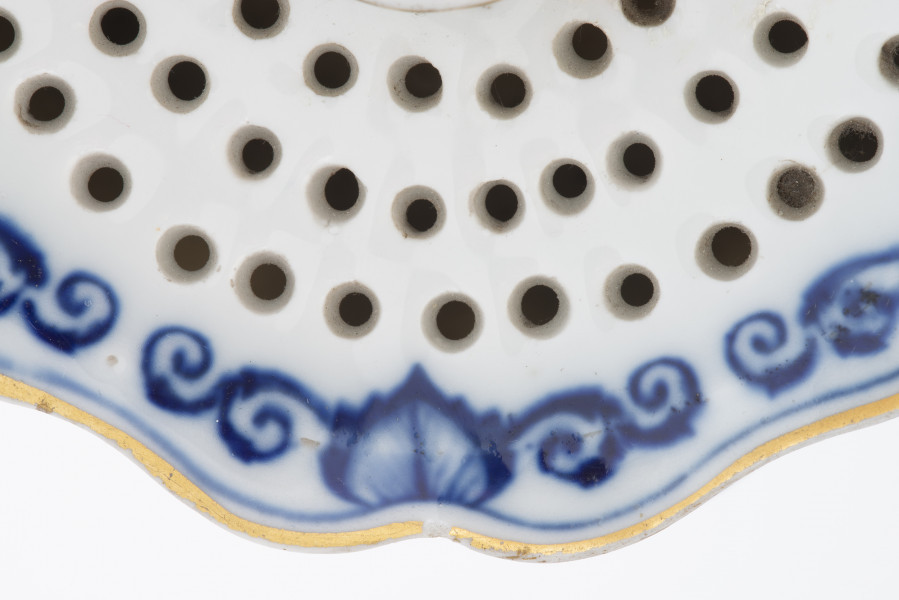 zbliżenie na fryz i linearną opaskę przy krawędzi na zasklepieniu