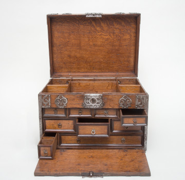 ujęcie z przodu z podniesionym wiekiem i opuszczoną przednią ścianką