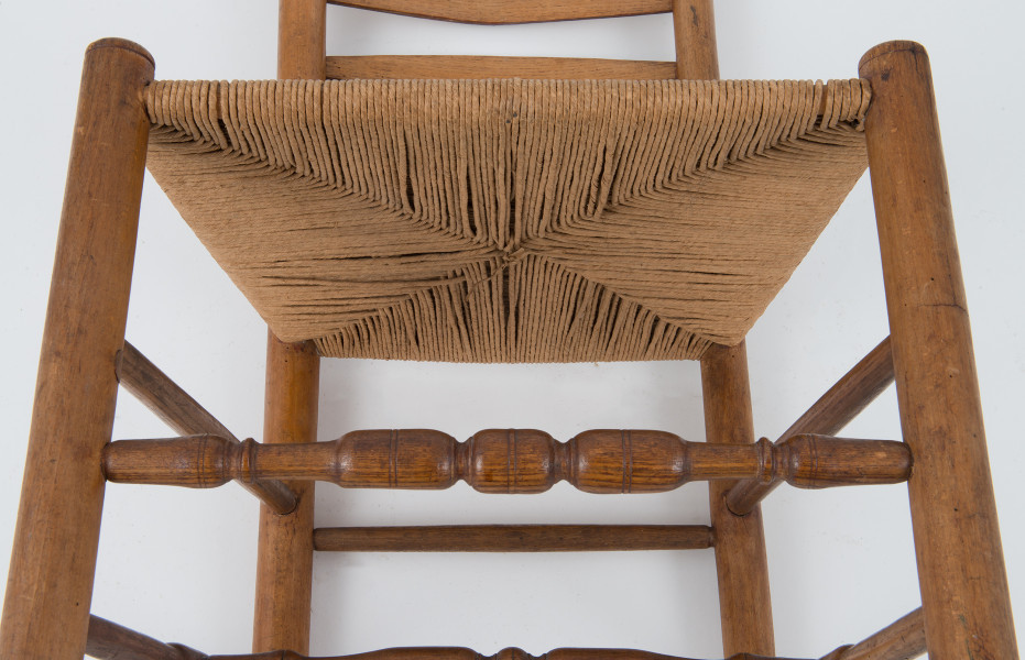 ujęcie lekko z dołu na siedzisko - fragment