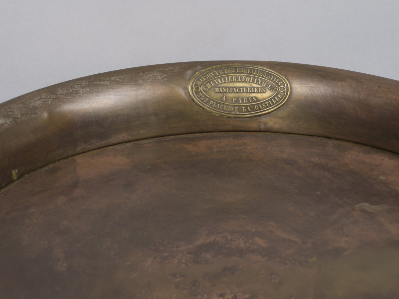 owalny znak firmowy na kołnierzu zwieńczenia