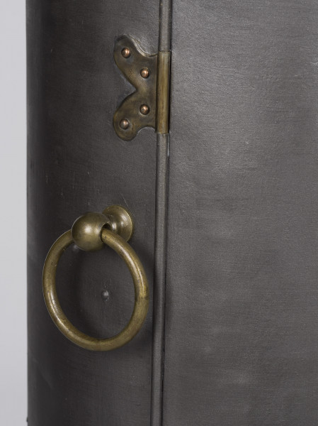 zbliżenie na mosiężne uchwyty