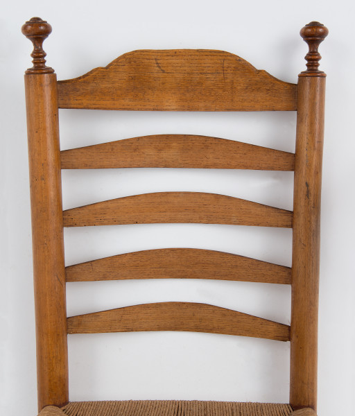 ujęcie z przodu - fragment z wysokim oparciem, zakończonym toczonymi gałkami