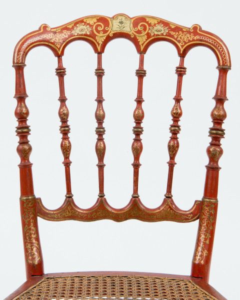 ujęcie z przodu - fragment z ażurowym oparciem pleców, wypełnionym tralkami