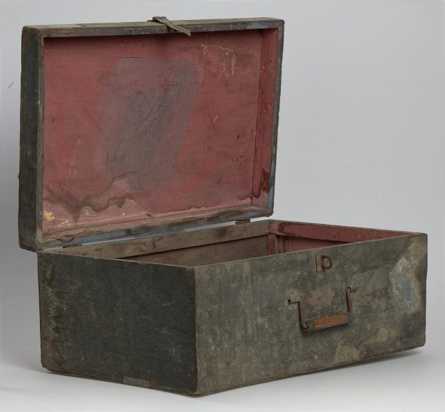 ujęcie z boku na otwarty kufer