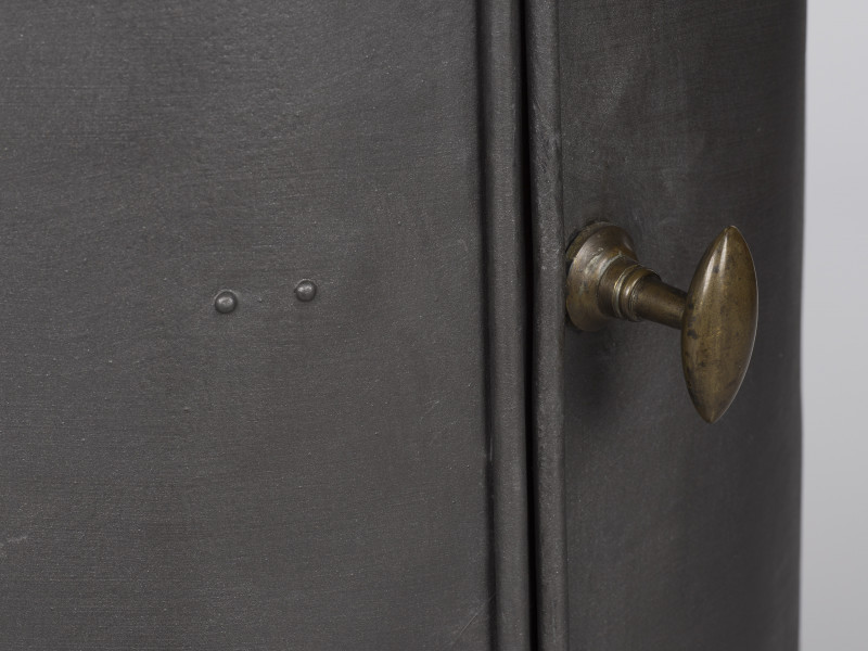 zbliżenie na uchwyt do otwierania drzwiczek