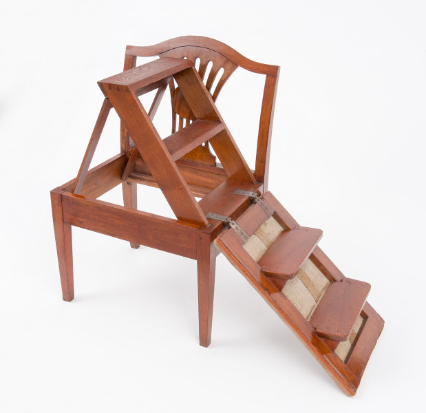 ujęcie 3/4 z rozłożoną drabinką chowaną w siedzisku