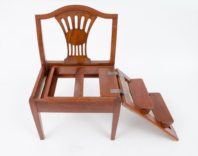 ujęcie z przodu z rozłożoną częściowo drabinką chowaną w siedzisku