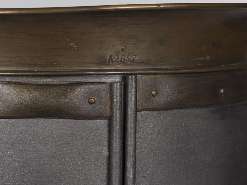 wybity numer na stronie zewnętrznej kołnierza z przodu obiektu