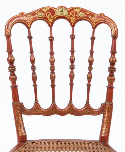 ujęcie z przodu - fragment z ażurowym oparciem pleców, wypełnionym tralkami