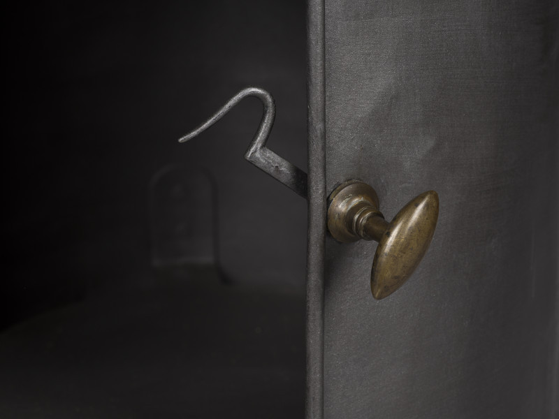 zbliżenie na haczyk i uchwyt do otwierania drzwiczek