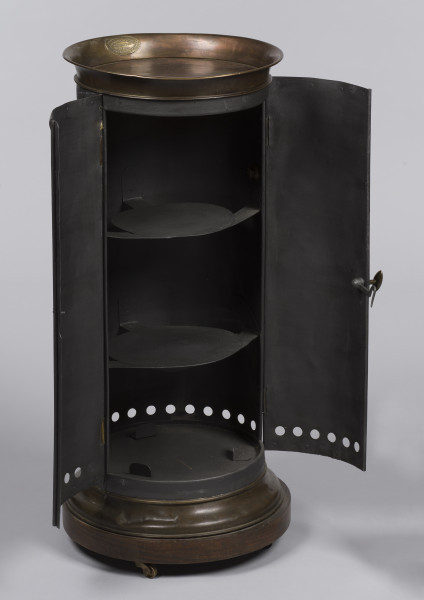 ujęcie 3/4 z otwartymi drzwiczkami