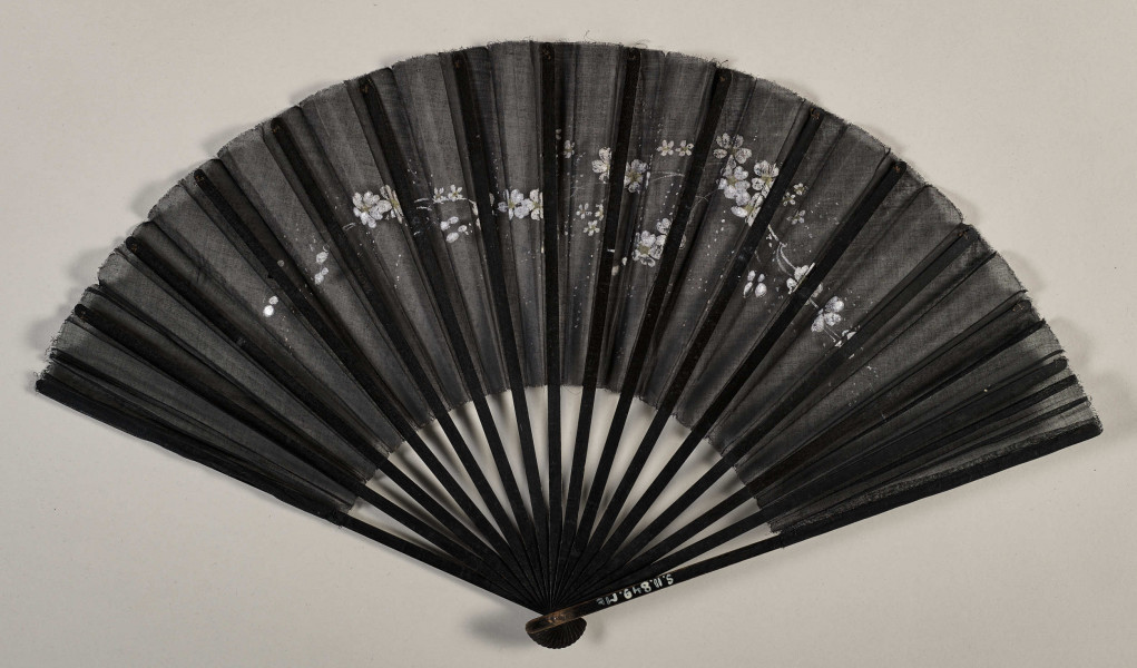 Czarny, otwarty wachlarz z widocznym wzorem kwiatowym ze srebrnej nici. Odwrocie