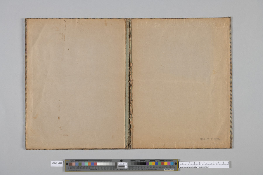 Ujęcie od góry. Rozłożony zeszyt z pustymi kartami.