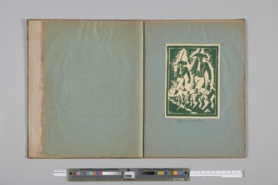 Ujęcie od góry. Rozłożony zeszyt z grafiką naklejoną na prawą kartę. Grafika przedstawia dwóch potężnych mężczyzn z długą bronią palną na ramieniu.