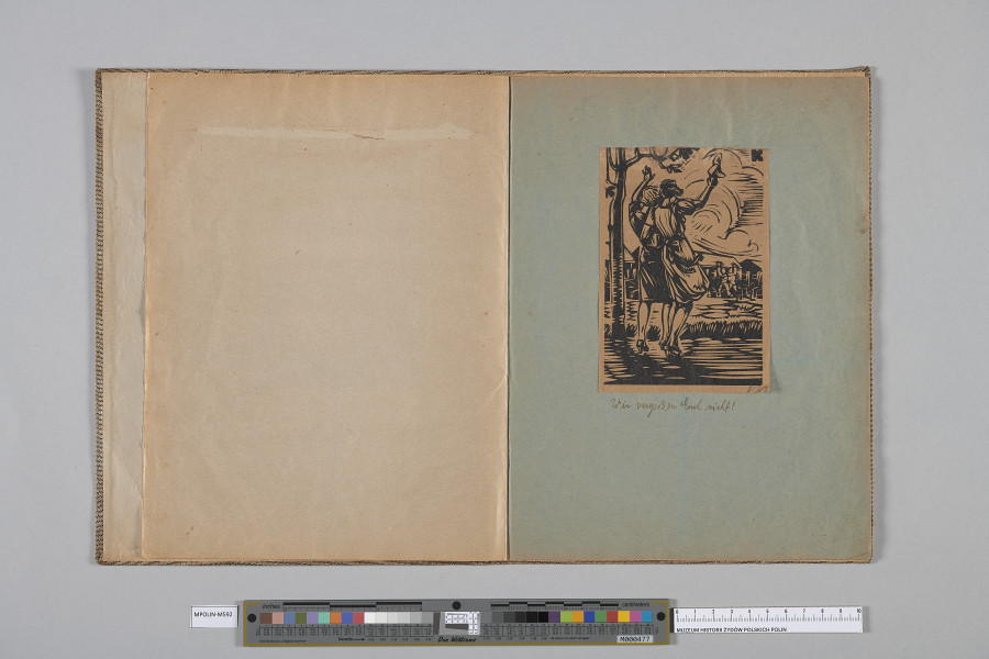 Ujęcie od góry. Rozłożony zeszyt z grafiką naklejoną na prawą kartę. Grafika przedstawia  dwie kobiety przy drzewie.