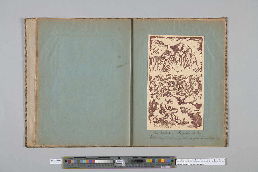 Ujęcie od góry. Rozłożony zeszyt z grafiką naklejoną na prawą kartę. Grafika przedstawia  grupa mężczyzn w hełmach pod górami.