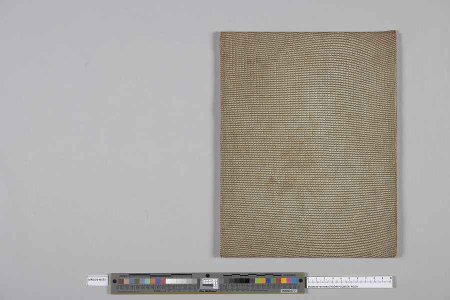 Ujęcie od góry. Okładka zamkniętego zeszytu oprawionego w płótno.