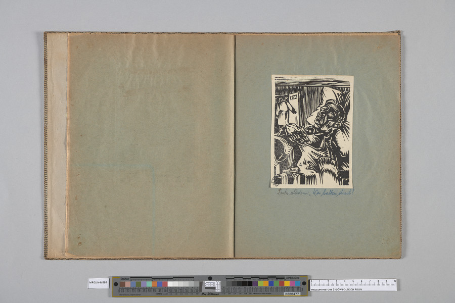 Ujęcie od góry. Rozłożony zeszyt z grafiką naklejoną na prawą kartę. Grafika przedstawia  leżącego mężczyzne z głową na poduszce.