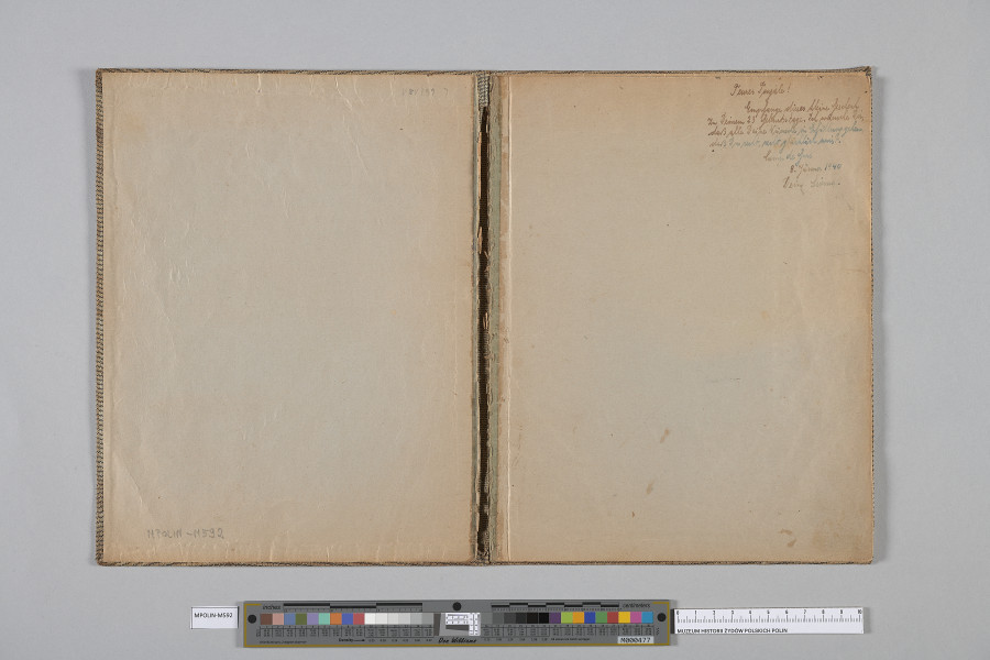 Ujęcie od góry. Rozłożony zeszyt w zapiskami w prawym górnym rogu prawej karty.